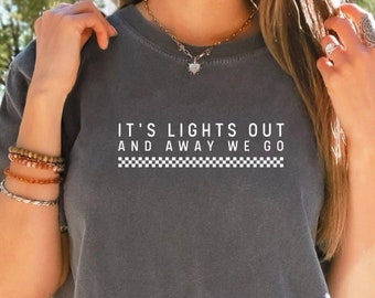 Comfort Color Lights Out and Away We Go Camiseta Fórmula Uno Camiseta F1 Regalo Fórmula Uno Fan Regalo Camisa inspirada en carreras Ropa de carreras estéticas