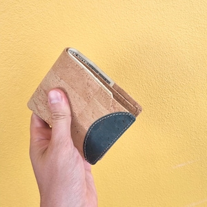 Minimalistyczny portfel wegański męski - Portfel korkowy dwuskładany RFID - Etui na karty bez skóry - Wegańskie prezenty męskie