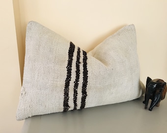 Lendenwirbel Kelim Kissenbezug -16x24 türkischer Kissenbezug -Schwarz-weißes Dekokissen -Handgewebtes Kissen für Couch -Hanfkissen -Rustikales Deko