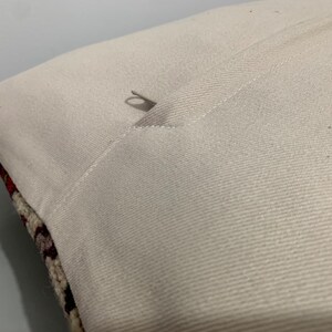 Puede incluir: Una funda de almohada blanca con cierre de cremallera. La funda est&aacute; hecha de una tela suave y texturizada.