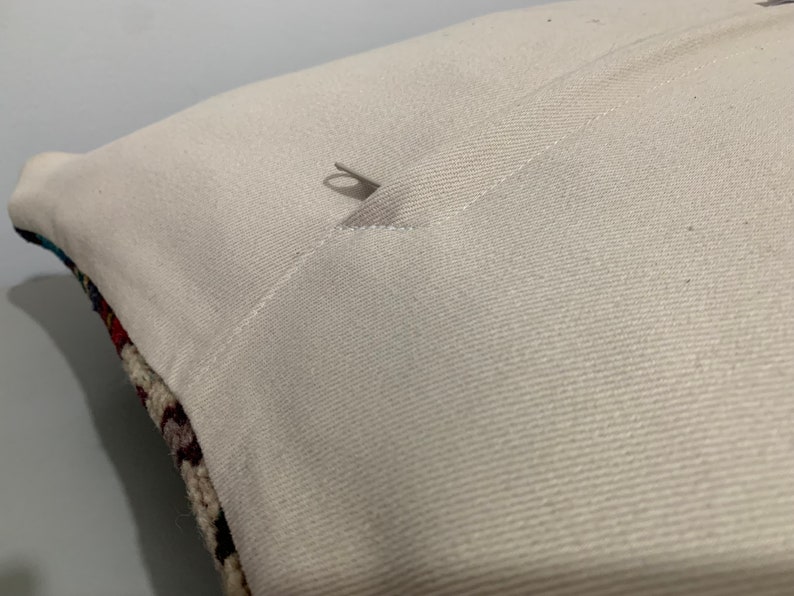 Puede incluir: Una funda de almohada blanca con cierre de cremallera. La funda est&aacute; hecha de una tela suave y texturizada.