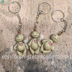 Voodoo-Puppe Schlüsselanhänger, OOAK, Voodoo-Puppe aus Keramik, handgemachter Anhänger, Voodoo-Puppe aus Ton, rosa Herz, Knopfauge, genähter Mund