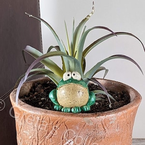 Rana de cerámica, adorable rana de cerámica, arte de jardín, estaca para plantas, rana de jardín, rana caprichosa, rana hecha a mano, regalo para amantes de la jardinería