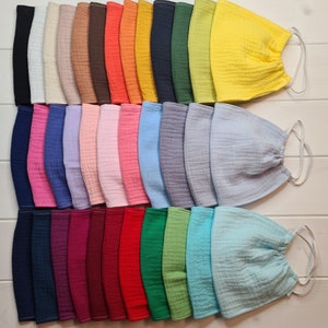 Può includere: Una collezione di 24 maschere in tessuto colorate. Le maschere sono realizzate in un materiale morbido e traspirante e sono disponibili in una varietà di colori, tra cui blu, verde, rosso, rosa, giallo e viola.