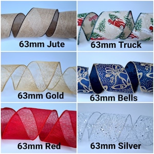 Puede incluir: Surtido de rollos de cinta de 63 mm de ancho en varios colores y patrones, incluyendo yute, camión, oro, campanas, rojo y plata.