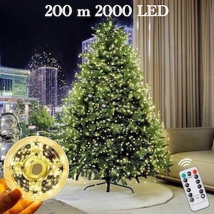 Peut inclure: Une guirlande lumineuse de 200 m avec 2000 LED enroulée sur une bobine circulaire, illustrée illuminant un grand sapin de Noël artificiel. L'ensemble comprend une petite télécommande avec plusieurs boutons pour régler les modes d'éclairage.