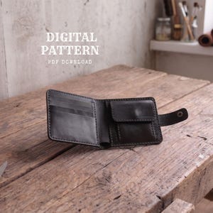 Könnte beinhalten: Ein dunkelbraunes Leder-Bifold-Portemonnaie mit mehreren Kartenfächern, einem Münzfach mit Klappe und einem Riemen mit Druckknopfverschluss. Der Text DIGITAL PATTERN PDF DOWNLOAD ist in der oberen linken Ecke des Bildes zu sehen.