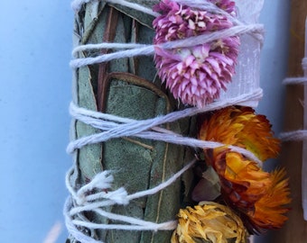 White sage & Eucalyptus sage smudge bundle, Floral hand tied sage with fresh flowers, organic healing sage