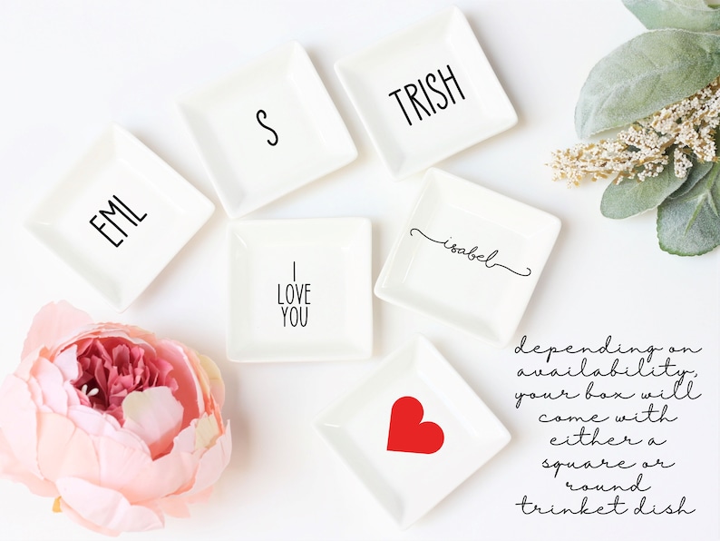 Puede incluir: Seis bandejas cuadradas blancas con diferentes dise&ntilde;os. Los dise&ntilde;os incluyen las palabras "EML", "S", "TRISH", "I LOVE YOU", "isabel" y un coraz&oacute;n rojo.