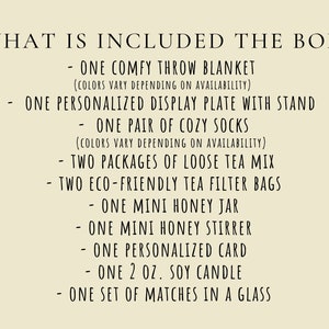 Op de afbeelding: Een lijst met items die zijn inbegrepen in een cadeaudoos. De items omvatten een deken, een gepersonaliseerde presenteerplaat, een paar warme sokken, twee pakketten losse thee, twee milieuvriendelijke theefilterzakjes, een mini-honingpot, een mini-honingroerder, een gepersonaliseerde kaart, een 2 oz sojawas-kaars en een doosje lucifers in een glas.