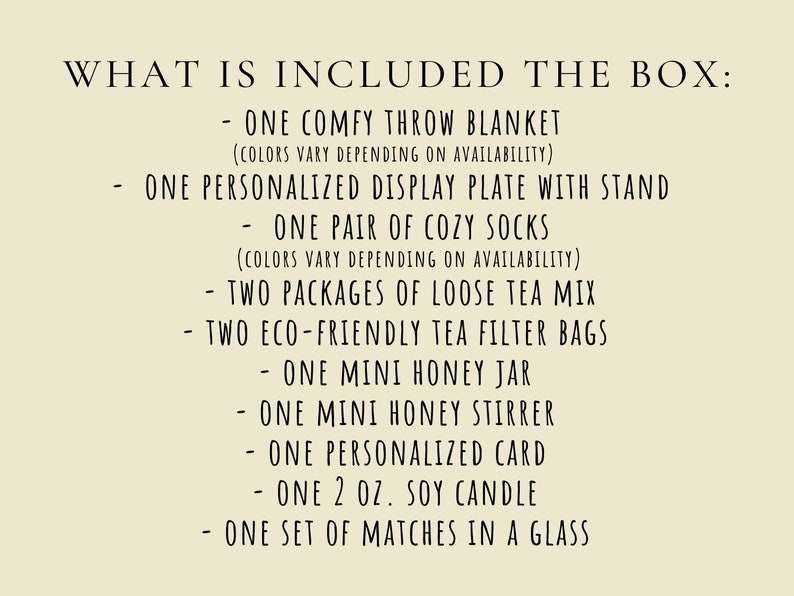 Op de afbeelding: Een lijst met items die zijn inbegrepen in een cadeaudoos. De items omvatten een deken, een gepersonaliseerde presenteerplaat, een paar warme sokken, twee pakketten losse thee, twee milieuvriendelijke theefilterzakjes, een mini-honingpot, een mini-honingroerder, een gepersonaliseerde kaart, een 2 oz sojawas-kaars en een doosje lucifers in een glas.