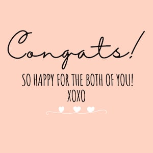 Puede incluir: Un fondo rosa con texto negro que dice "&iexcl;Felicidades! &iexcl;Tan felices por los dos! xoxo". Hay tres corazones blancos con una l&iacute;nea blanca arriba y abajo.