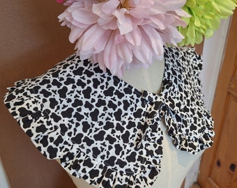 Frilly cow print collar