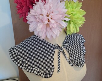 Frilly gingham collar