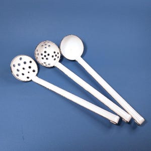 Vintage White Enamel Kitchen Utensil Set: Ladle, Spoon, Colander (16cm)