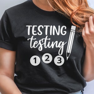 テストの日 SVG、テスト SVG、テスト テスト 1 2 3、教師 SVG、面白い SVG、Cricut およびシルエット用のテスト コーディネーター シャツ SVG ファイル、Png