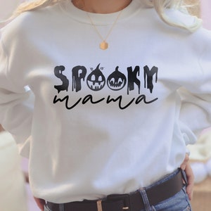 不気味なママ svg、不気味なママ svg、不気味な svg、ハロウィンママ svg、ママへのハロウィンシャツギフト、不気味なママのハロウィンシャツ、Cricut 用ファイル