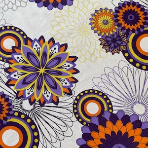 Cortina / mantel vintage en motivos geométricos morado, amarillo, naranja y negro sobre fondo blanco roto