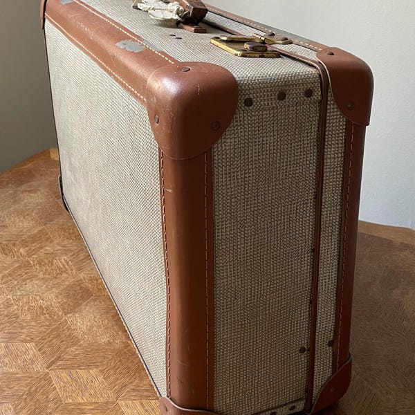 Vintage Mid-Century Fibreboard Koffer mit Original Etikett | 1950er Jahre Reisegepäck | Retro Aufbewahrungskoffer | Dekorative Vintage Reisetruhe