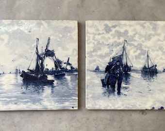 Paar antike blaue Delfter Keramikfliesen von 1920, handbemalt, außergewöhnliches Detail, maritime Umgebung, holländische Boote und Windmühlen