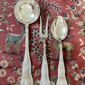 Vintage Kings Pattern Versilbertes Servierset, 3-teiliges französisches Christofle Verziertes Silberbesteck: Suppenkelle, Aufschnittgabel, Servierlöffel