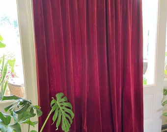 Cortina vintage de terciopelo rojo burdeos de largo extra largo estilo inglés antiguo de lujo