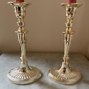 Par vintage silverpläterade ljusstakar i Adam-stil – Räfflad kolonn – Oval rörfot – 23 cm – Klassisk georgiansk inredning