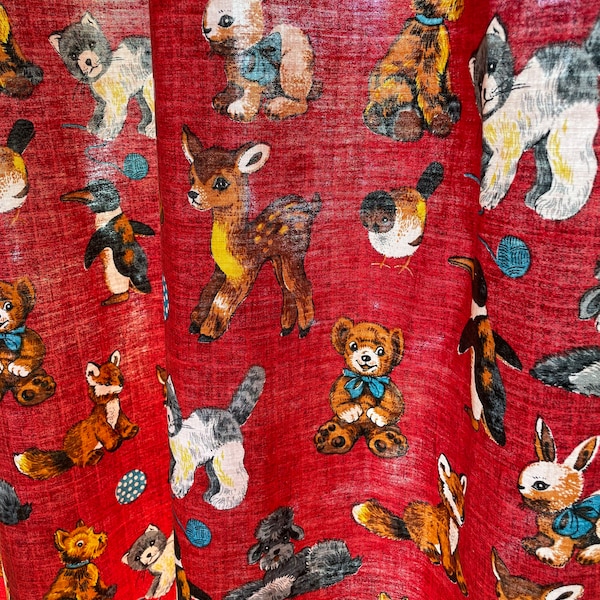 Rideau vintage pour chambre d'enfant personnages animaux 'Bambi et ses amis Renard Pingouin Teddy Bear Caniche chaton oiseau et chien sur fond rouge