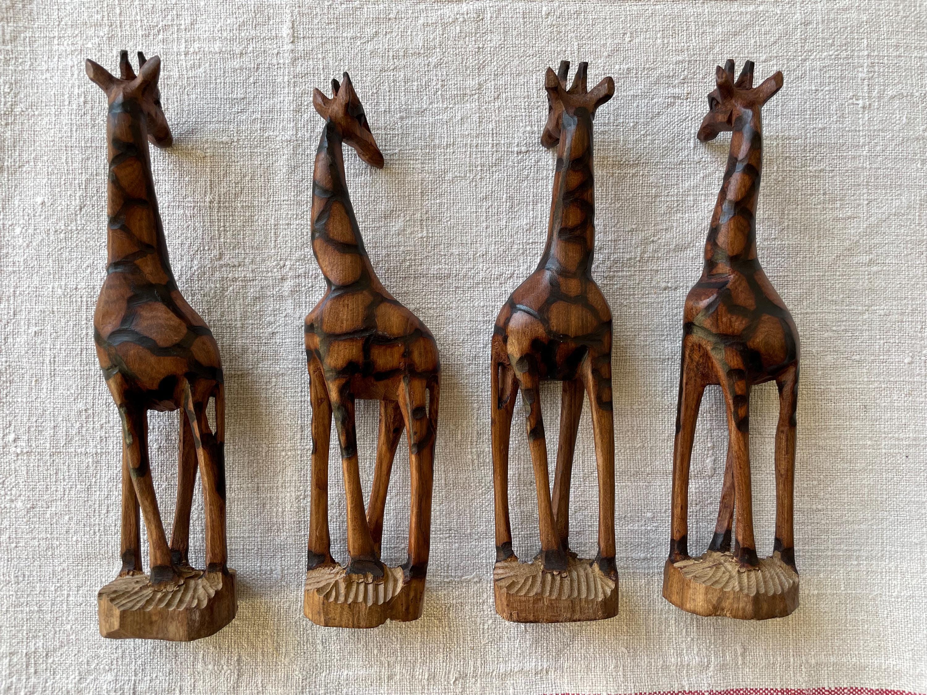 木製の手彫りのアフリカのキリン4頭、ナプキンリング、テーブル装飾