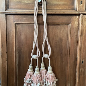 Peut inclure: Ensemble de trois tasses en céramique avec une finition mate et mouchetée. Les tasses sont de couleur crème, gris clair et gris foncé. Chaque tasse a un design simple et minimaliste avec une anse arrondie.