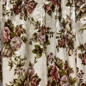 Könnte beinhalten: Weißer Stoff mit einem floralen Muster mit rosa und braunen Blumen auf weißem Hintergrund.