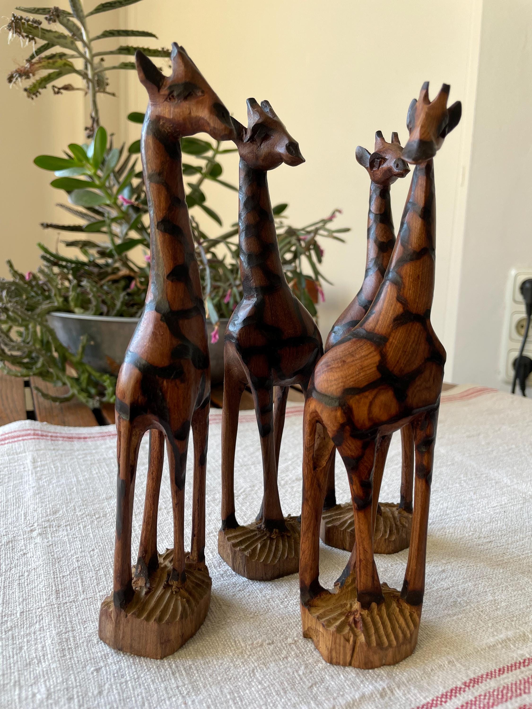 木製の手彫りのアフリカのキリン4頭、ナプキンリング、テーブル装飾