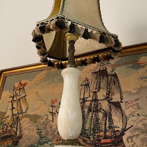Sällsynt vintage italiensk alabasterbordslampa med utsmyckade mässings-kerubdetaljer, monumental 71 cm hög tung sten, sällsynt triangulär pagodskärm med fransar