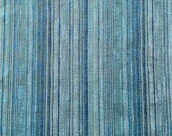 Puede incluir: Un primer plano de una tela a rayas azul y blanca con un patrón tejido texturizado.