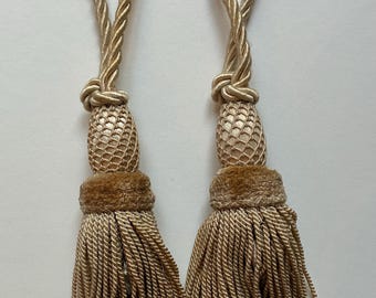 Een paar grote vintage gouden sleutelkwastjes - 32 cm Franse passementkwastjes, handgeweven rasterwerk en fluwelen accentrand