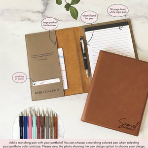 Peut inclure: Un porte-documents en cuir marron avec une grande poche sur la couverture avant, un petit rabat sur la poche et un bloc-notes blanc lign&eacute; de 50 pages &agrave; l'int&eacute;rieur. Le porte-documents est dot&eacute; d'un &eacute;lastique pour stylo et d'une inscription personnalis&eacute;e qui se lit "Rebecca Lewis".