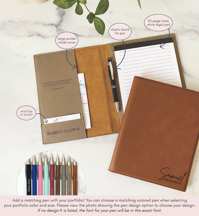 Peut inclure: Un porte-documents en cuir marron avec une grande poche sur la couverture avant, un petit rabat sur la poche et un bloc-notes blanc lign&eacute; de 50 pages &agrave; l'int&eacute;rieur. Le porte-documents est dot&eacute; d'un &eacute;lastique pour stylo et d'une inscription personnalis&eacute;e qui se lit "Rebecca Lewis".