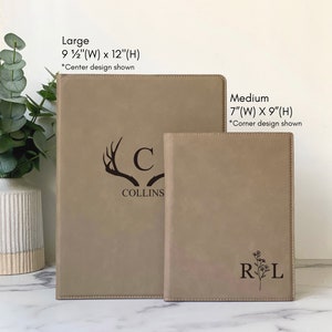 Peut inclure: Deux journaux reli&eacute;s en cuir, un grand et un moyen, avec des motifs personnalis&eacute;s. Le grand journal mesure 24,1 cm de large sur 30,5 cm de haut et pr&eacute;sente un motif d'antenne de cerf avec la lettre "C" et le mot "COLLINS". Le journal moyen mesure 17,8 cm de large sur 22,9 cm de haut et pr&eacute;sente un motif floral avec les lettres "R" et "L".