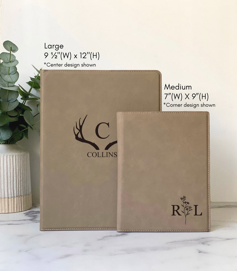 Peut inclure: Deux journaux reli&eacute;s en cuir, un grand et un moyen, avec des motifs personnalis&eacute;s. Le grand journal mesure 24,1 cm de large sur 30,5 cm de haut et pr&eacute;sente un motif d'antenne de cerf avec la lettre "C" et le mot "COLLINS". Le journal moyen mesure 17,8 cm de large sur 22,9 cm de haut et pr&eacute;sente un motif floral avec les lettres "R" et "L".