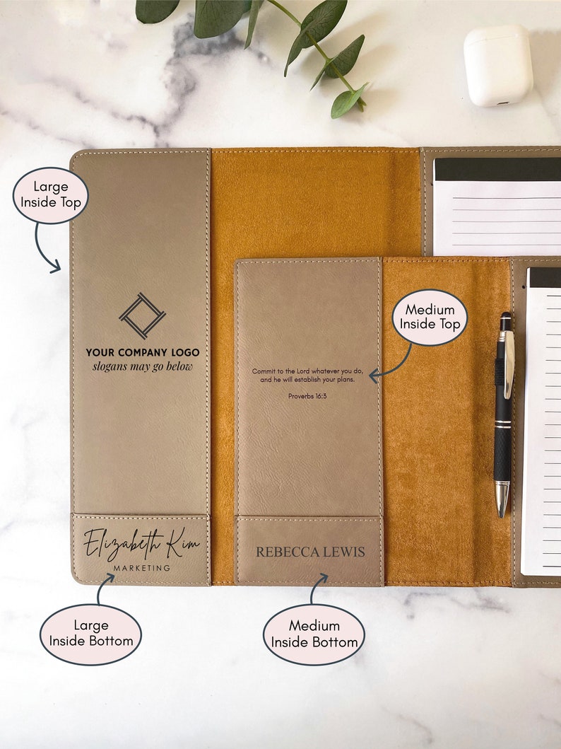 Peut inclure: Un classeur en cuir marron clair avec deux poches. La poche de gauche comporte un logo d'entreprise, le texte "YOUR COMPANY LOGO" et le texte "slogans may go below". La poche de droite comporte le texte "Commit to the Lord whatever you do, and he will establish your plans. Proverbs 16:3". Le bas du classeur comporte le texte "Elizabeth Kim MARKETING" &agrave; gauche et "REBECCA LEWIS" &agrave; droite.