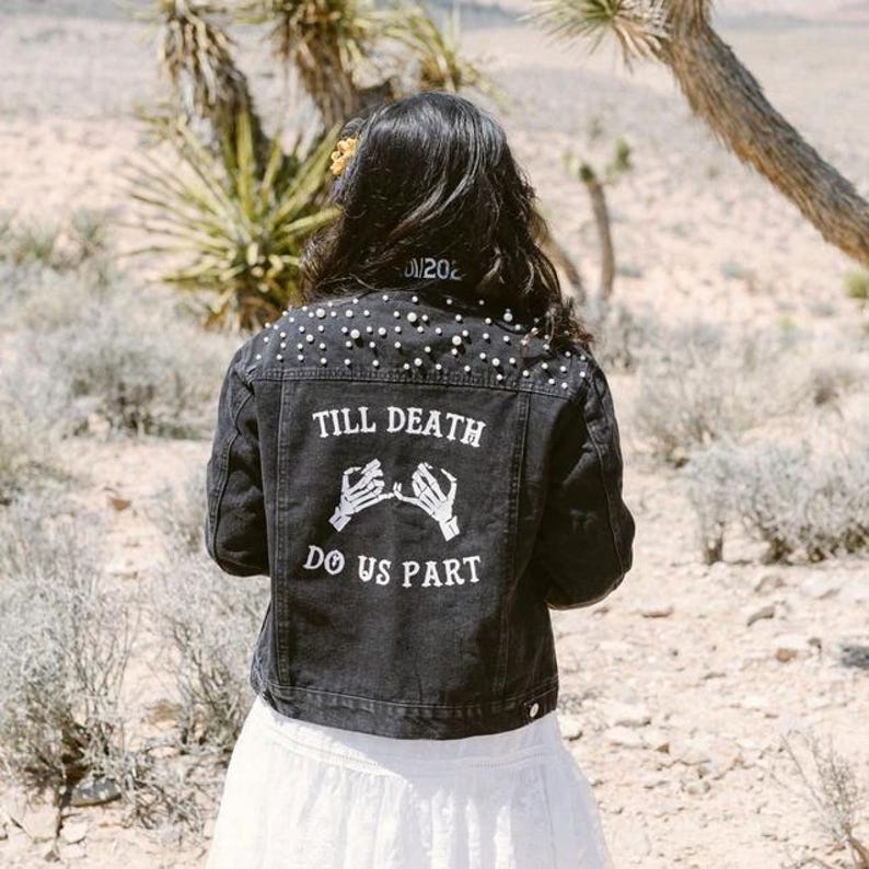 Personalisierte schwarze Jeans-Brautjacke: „Bis dass der Tod naht“-Perlenhochzeitsjeans Bild 9