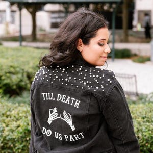 Personalisierte schwarze Jeans-Brautjacke: „Bis dass der Tod naht“-Perlenhochzeitsjeans Bild 11