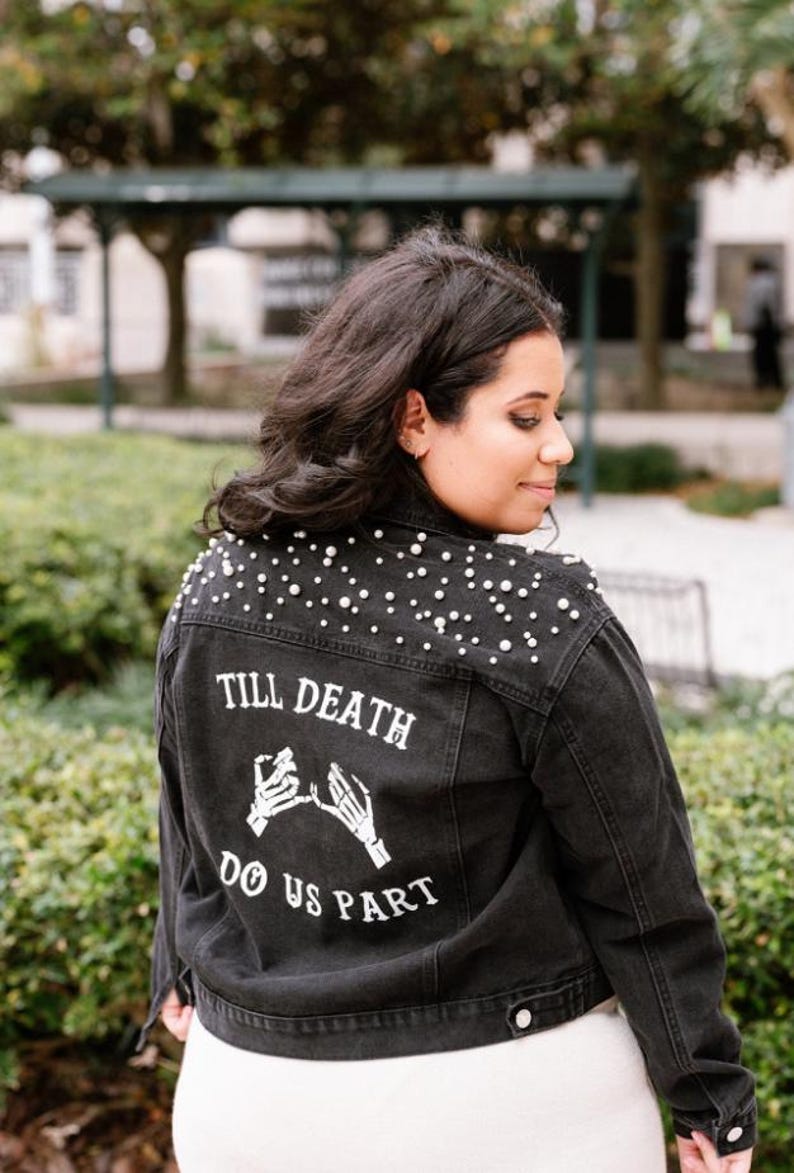 Personalisierte schwarze Jeans-Brautjacke: „Bis dass der Tod naht“-Perlenhochzeitsjeans Bild 11