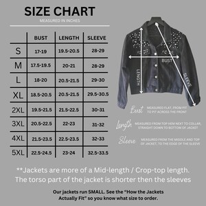 K&ouml;nnte beinhalten: Gr&ouml;&szlig;entabelle f&uuml;r eine Jeansjacke mit Perlenbesatz. Die Tabelle zeigt die Ma&szlig;e in Zoll f&uuml;r Brustumfang, L&auml;nge und &Auml;rmel f&uuml;r die Gr&ouml;&szlig;en S bis 5XL.