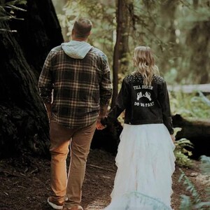 Personalisierte schwarze Jeans-Brautjacke: „Bis dass der Tod naht“-Perlenhochzeitsjeans Bild 10