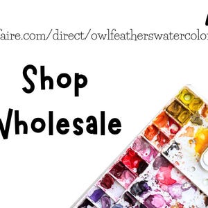 K&ouml;nnte beinhalten: Eine Aquarell-Farbpalette mit einer Vielzahl von Farben, darunter Rot, Orange, Gelb, Gr&uuml;n, Blau, Lila und Braun. Die Palette ist aus Kunststoff und hat einen wei&szlig;en Hintergrund. Der Text "Shop Wholesale" ist im Bild sichtbar. Die Website-Adresse "faire.com/direct/owlfeatherswatercolor" ist ebenfalls sichtbar.