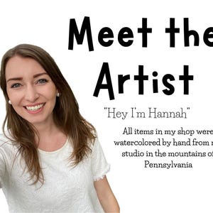 K&ouml;nnte beinhalten: Eine Frau mit langen braunen Haaren l&auml;chelt in die Kamera. &Uuml;ber ihrem Kopf steht der Text "Meet the Artist", darunter der Text "Hey I'm Hannah". Der Text darunter lautet "All items in my shop were watercolored by hand from my studio in the mountains of Pennsylvania."