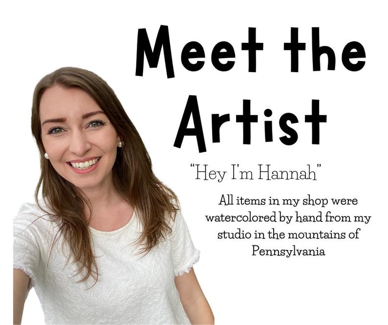 K&ouml;nnte beinhalten: Eine Frau mit langen braunen Haaren l&auml;chelt in die Kamera. &Uuml;ber ihrem Kopf steht der Text "Meet the Artist", darunter der Text "Hey I'm Hannah". Der Text darunter lautet "All items in my shop were watercolored by hand from my studio in the mountains of Pennsylvania."
