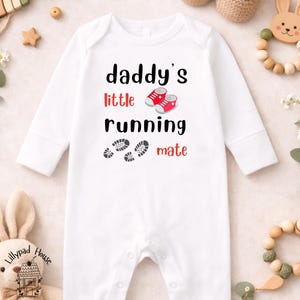 Papas kleiner Laufkamerad Baby Outfit | "Marathon New Dad Baby Geschenk