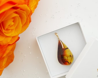 Pingente luxuoso de âmbar báltico esculpido com ouro